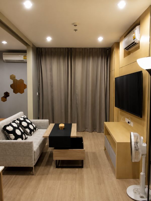 ห้องนั่งเล่นและโซฟา คอนโด Ideo Q สยาม-ราชเทวี ให้เช่าและขาย 2
